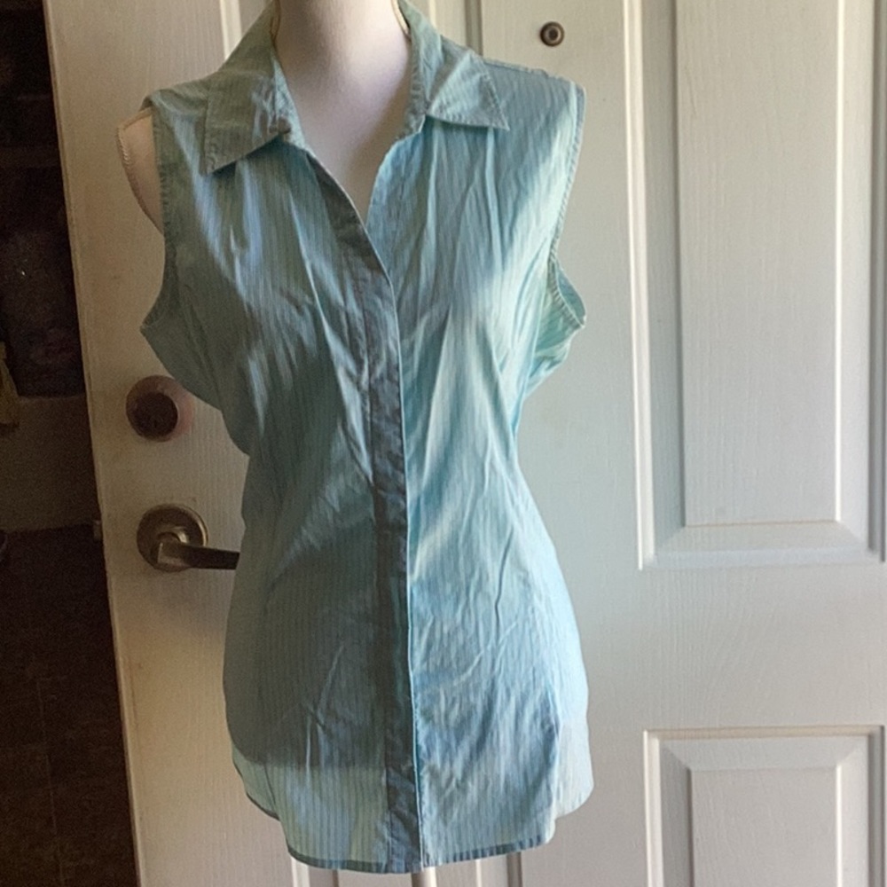riders by Lee lt blue and wt sleeveless blouse. hidden buttons,xlg